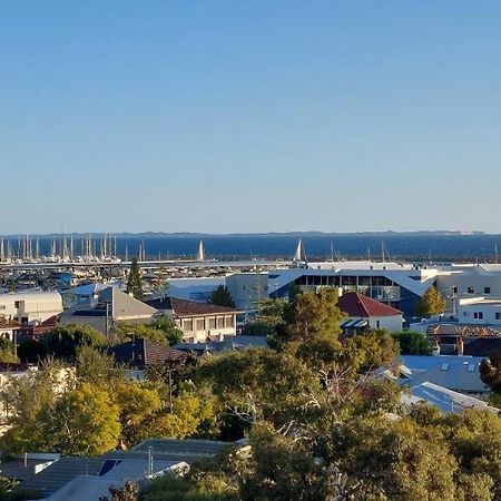 Sky High On Arundel - Central Fremantle Apartment Екстер'єр фото