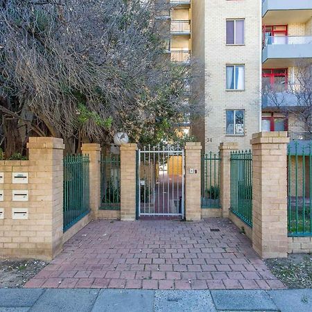 Sky High On Arundel - Central Fremantle Apartment Екстер'єр фото