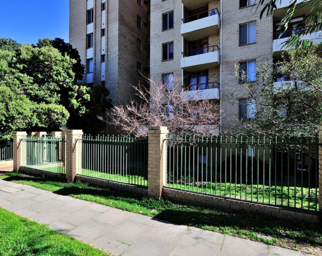 Sky High On Arundel - Central Fremantle Apartment Екстер'єр фото